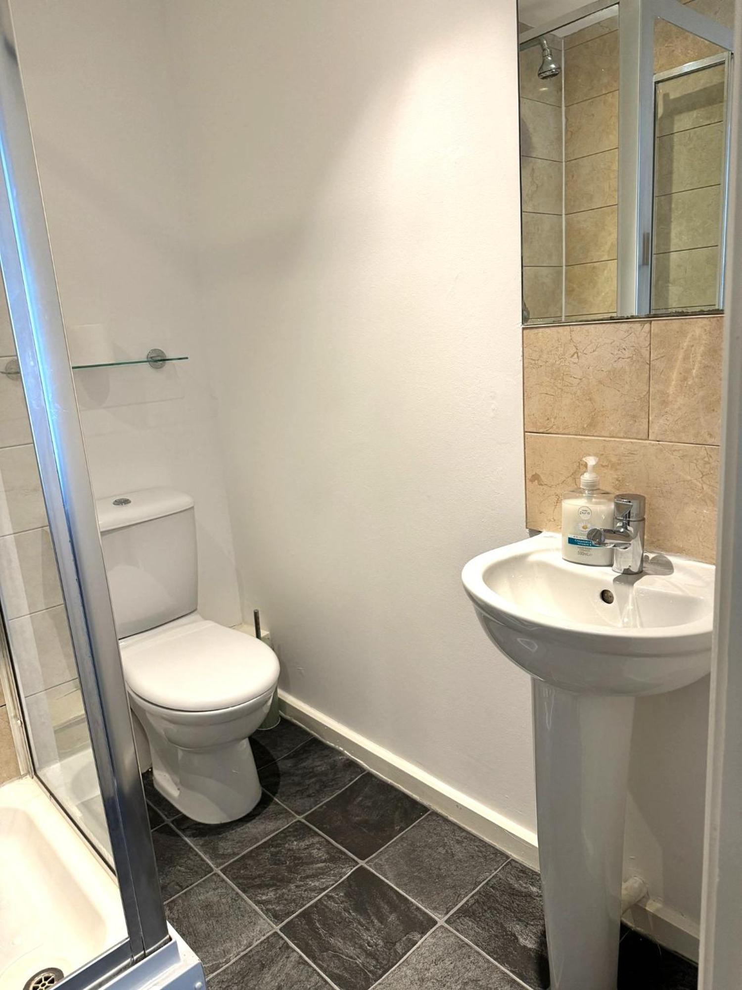 2 Bed Ensuite With Balcony And Free Onsite Secure Parking Manchester Exterior photo